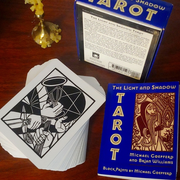 The Light and Shadow Tarot Deck - Picture 2 of 4